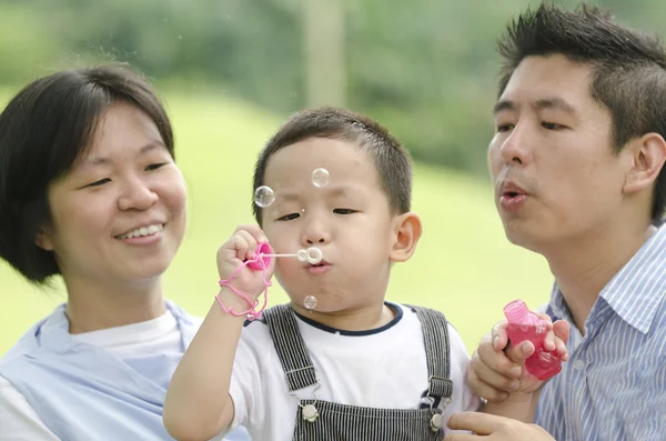 Открытый азиатский семейный портрет — стоковое фото