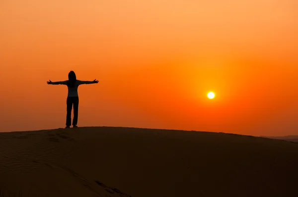 Sziluettjét Szabadság Lány Thar Sam Homokdűne Sivatagban — Stock Fotó