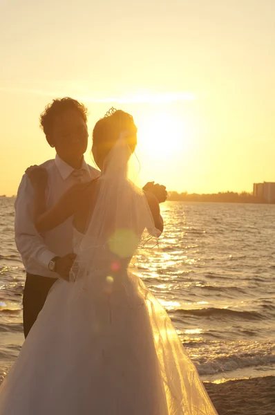 Aziatische Bruidspaar Een Strand Tijdens Een Prachtige Zonsondergang — Stockfoto