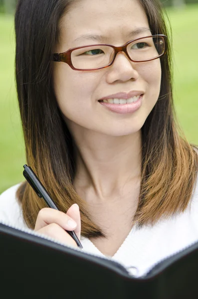 Asiatische Mädchen Mit Notizbuch Auf Grünem Rasen Freien — Stockfoto
