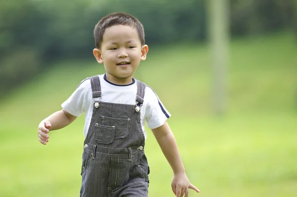 Ázsiai Gyerek Futás Egy Zöld Mező Háttér — Stock Fotó