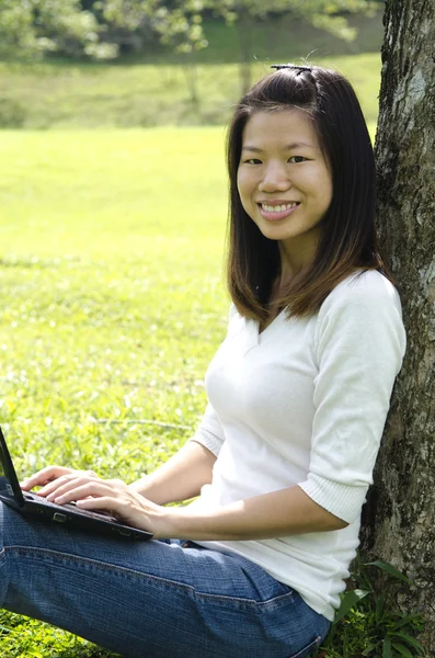 Asiatico donna utilizzando laptop — Foto Stock