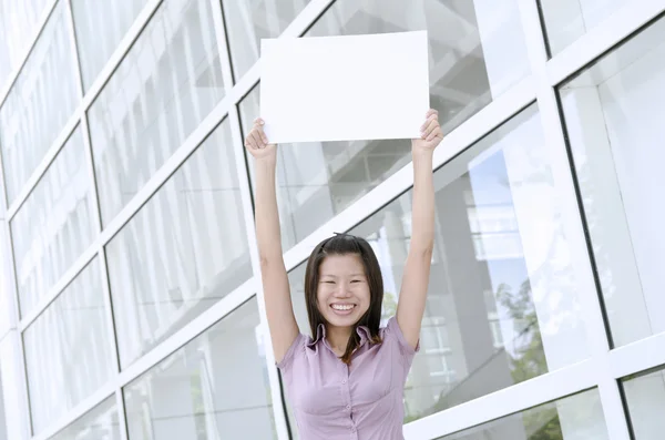 Asiatische Geschäftsfrau mit leerem Copyspace-Karton — Stockfoto