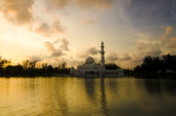 Фото плавающей мечети в Малайзии — стоковое фото