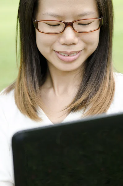 Ασίας θηλυκό χρησιμοποιώντας φορητό υπολογιστή — Φωτογραφία Αρχείου