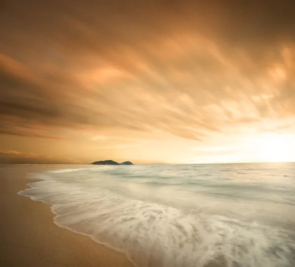 美丽的海滩，在日落的黄昏 — 图库照片