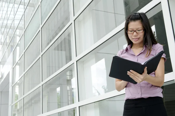 Asiatische Geschäftsfrau mit Büro Hintergrund — Stockfoto