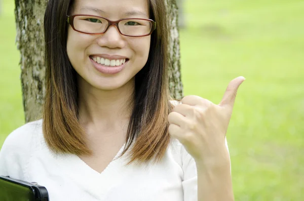 Asijská dívka humbs nahoru — Stock fotografie