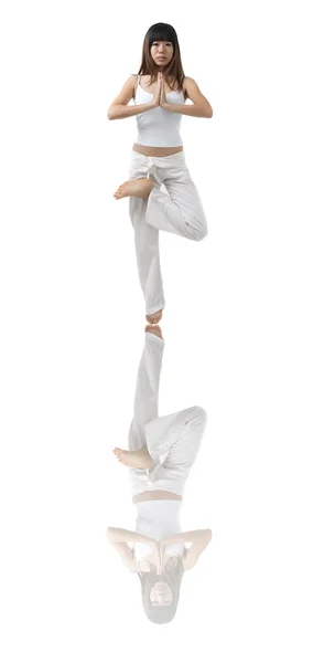 Aziatisch meisje yoga met geïsoleerde witte achtergrond — Stockfoto