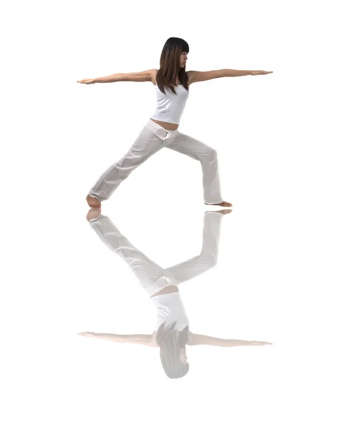 Азіатські дівчата йога з ізольованих білим тлом — стокове фото
