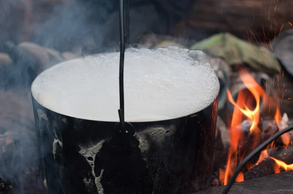 şenlik ateşi üzerinde siyah tava