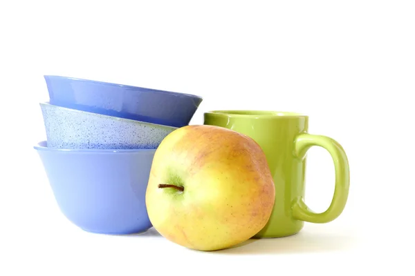 Frischer Apfel, Teller und Glas isoliert auf weißem Hintergrund — Stockfoto