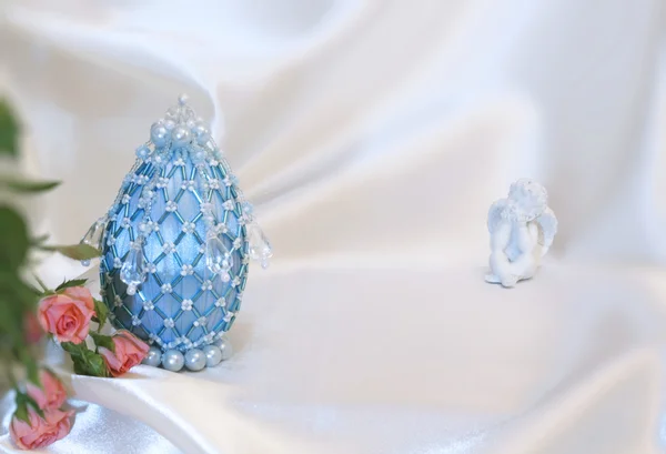 Синее пасхальное яйцо и белый ангел — стоковое фото