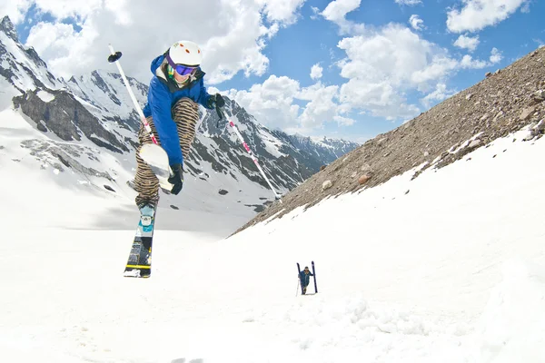 Фрирайдер, прыгающий в горах — стоковое фото