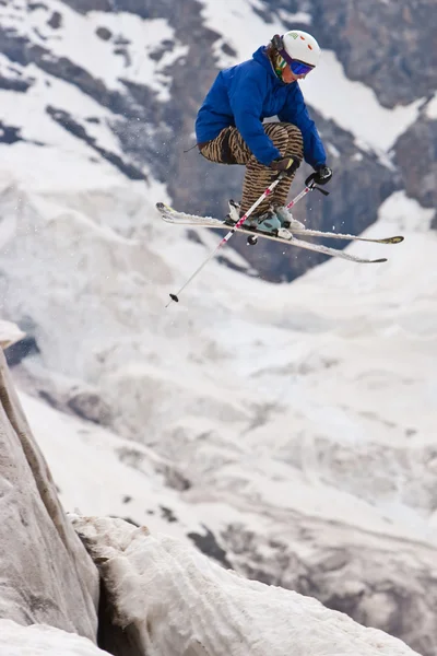 Freerider、山でジャンプ — ストック写真