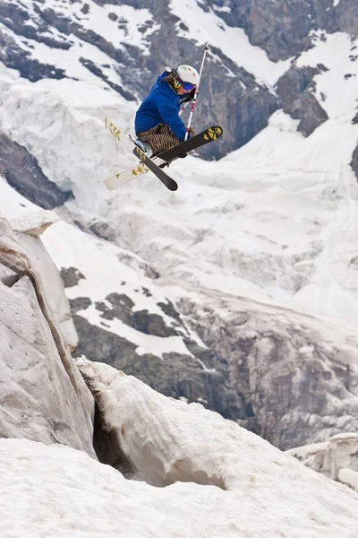 Фрирайдер, прыгающий в горах — стоковое фото