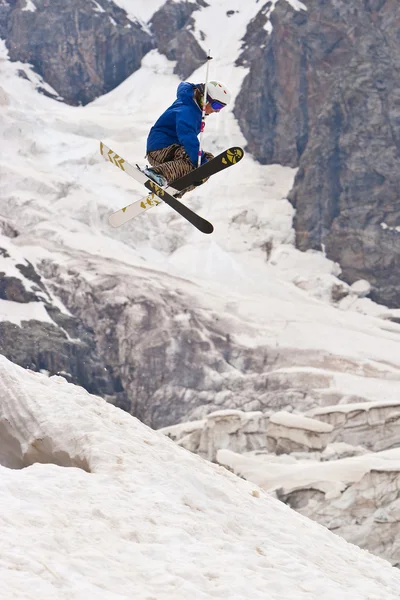 Freerider, saltando en una montaña —  Fotos de Stock