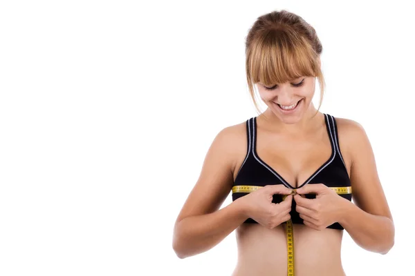 Женщина, измеряющая размер груди — стоковое фото