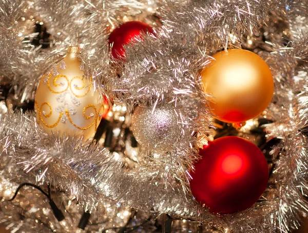 Kerstballen en holly — Stockfoto