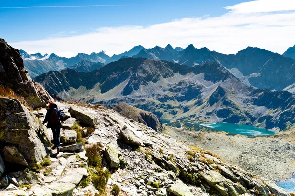 Vrouw Wandelen Steile Heuvel Met Rugzakken Rotsachtige Berg Uitzicht — Stockfoto