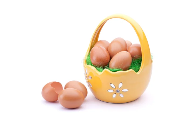 Яйца в пасхальной корзине — стоковое фото