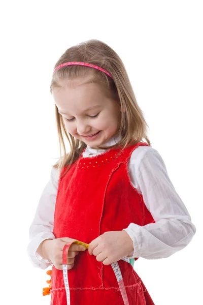 Маленька дівчинка вимірює талію — стокове фото