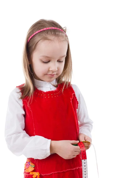 Маленькая девочка измеряет талию — стоковое фото