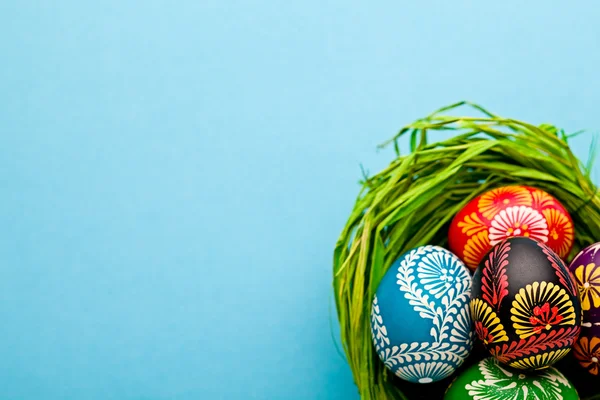 Easter Eggs in Nest on Green — Stock Photo, Image