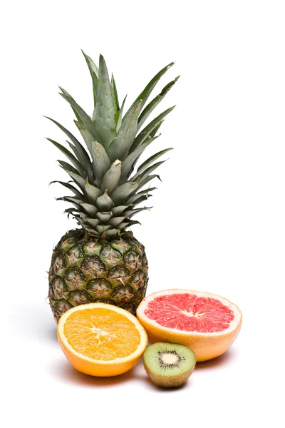 Frutas frescas em branco — Fotografia de Stock