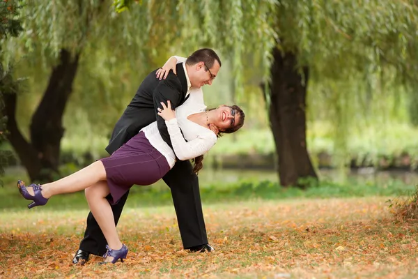 Jeune couple danse en plein air — Photo