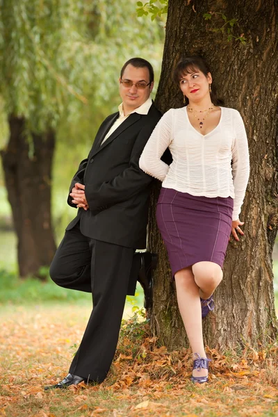 Young couple near a tree — Stock Photo, Image