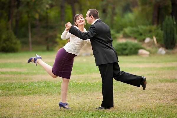 Giovane coppia danza all'aperto — Foto Stock