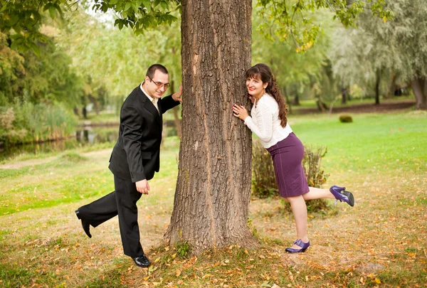 Mladý pár u stromu — Stock fotografie