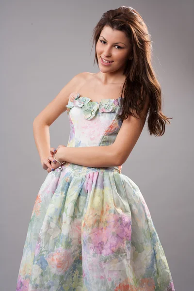 Chica atractiva en vestido colorido — Foto de Stock