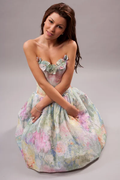Chica atractiva en vestido colorido —  Fotos de Stock