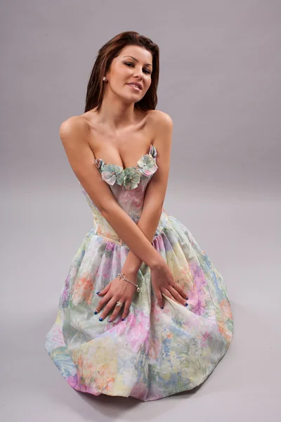 Renkli elbiseli çekici kız — Stok fotoğraf