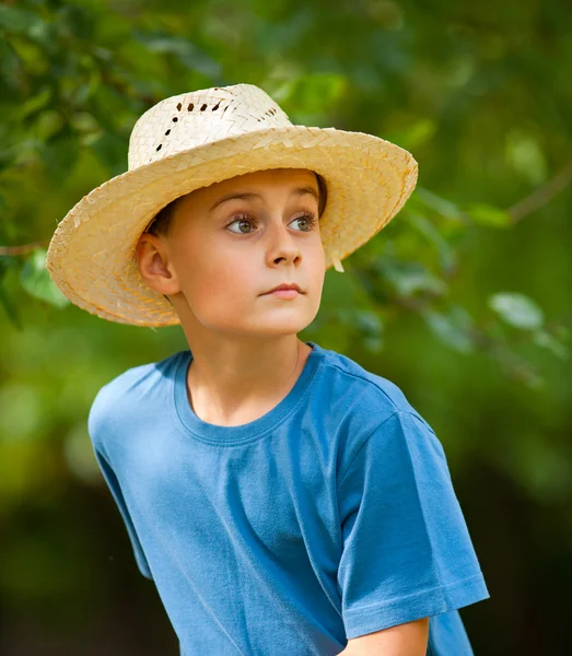 Заміський хлопчик з капелюхом на відкритому повітрі — стокове фото