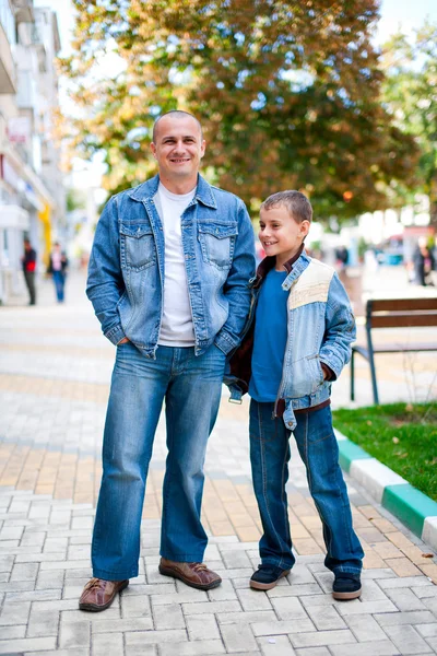 Padre e figlio all'aperto — Foto Stock