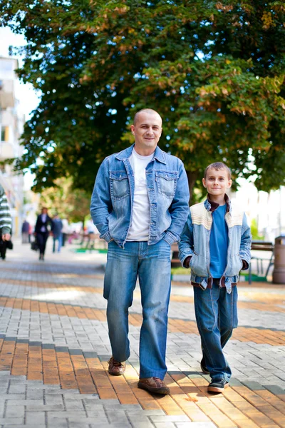 父亲和儿子户外 — 图库照片