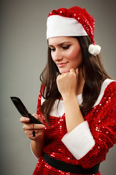 Рождественская девушка разговаривает с Сантой по телефону — стоковое фото