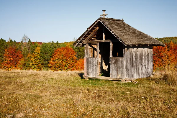 Antigo abrigo de madeira — Fotografia de Stock