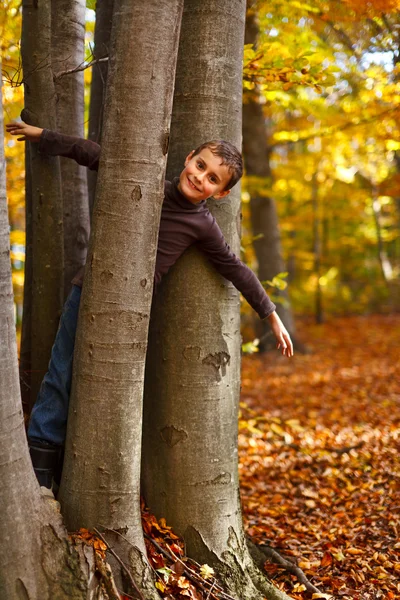 Menino jogando ao ar livre — Fotografia de Stock