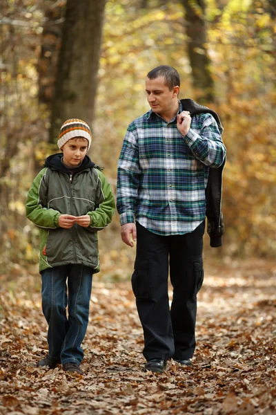 Vater und Sohn spazieren im Freien — Stockfoto