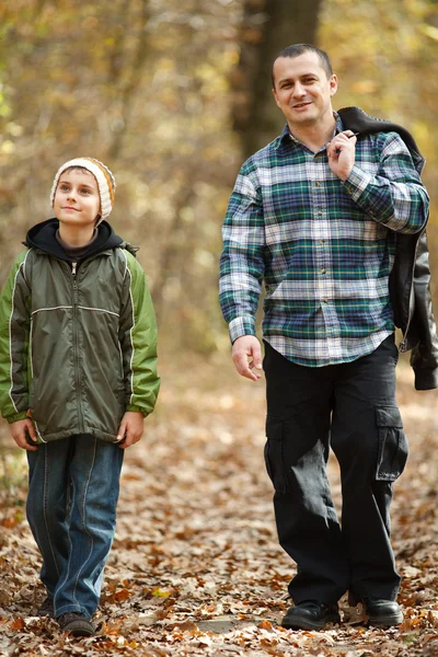 Padre e hijo dando un paseo al aire libre —  Fotos de Stock