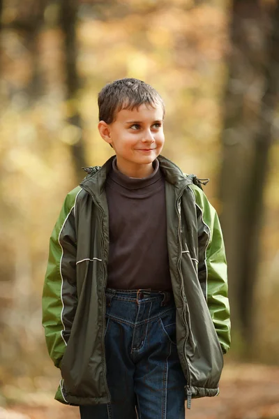 步行穿过森林的男孩 — 图库照片