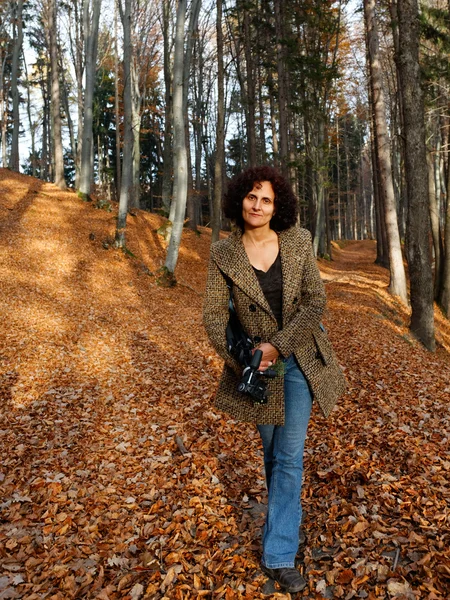 Donna nella foresta — Foto Stock