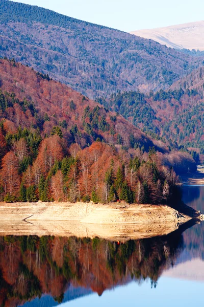 Jezioro Vidraru w Rumunii — Zdjęcie stockowe