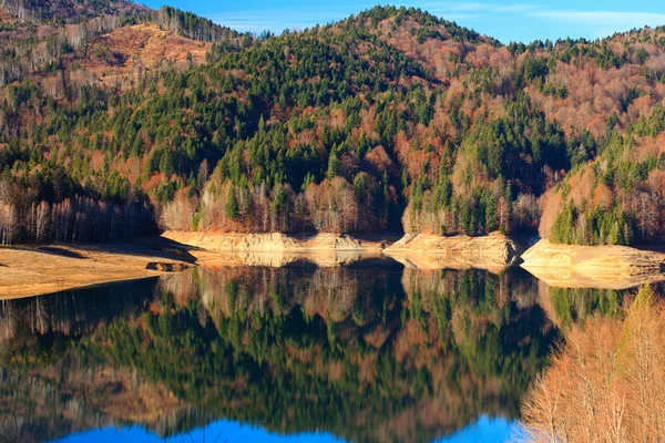 Jezioro Vidraru w Rumunii — Zdjęcie stockowe