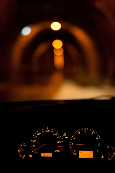 Auto inbelt bij nacht — Stockfoto