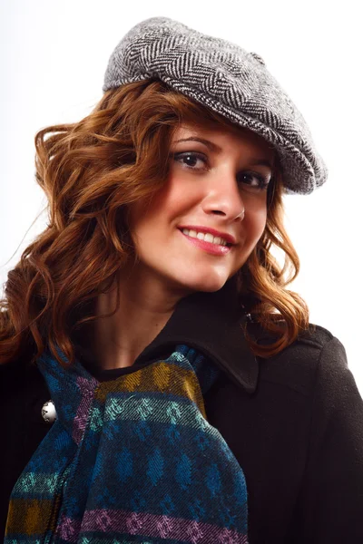 Женщина в зимнем пальто и шляпе — стоковое фото